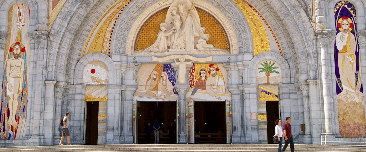 Rosary Basilica showing street scenes and heritage architecture as well as a couple