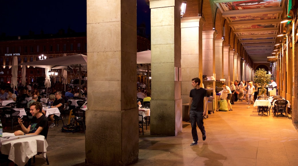 Capitole de Toulouse เนื้อเรื่องที่ รับประทานอาหารกลางแจ้ง และ วิวกลางคืน ตลอดจน คนกลุ่มเล็ก