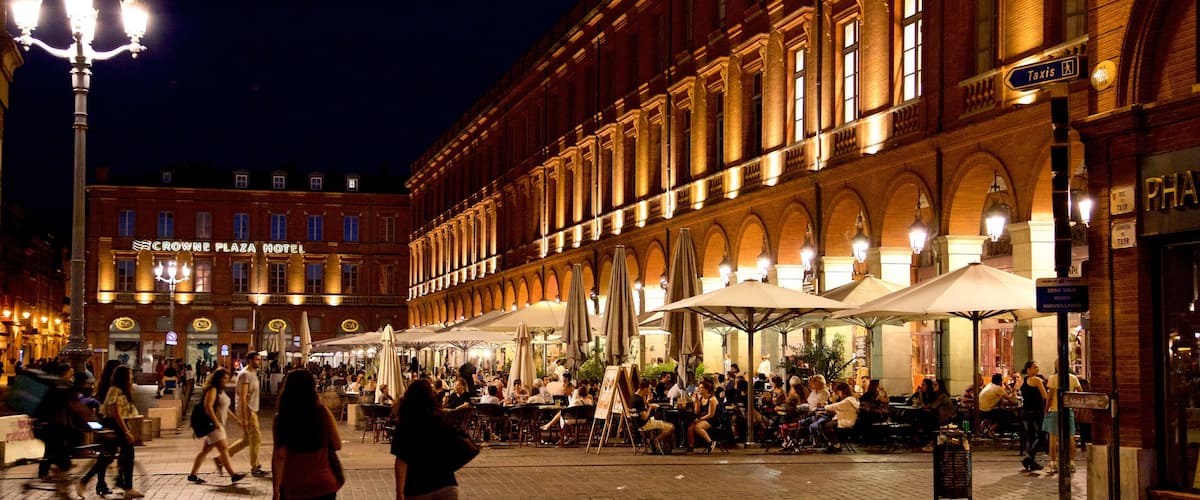 Capitole de Toulouse qui includes sortie au restaurant et scènes de nuit aussi bien que petit groupe de personnes