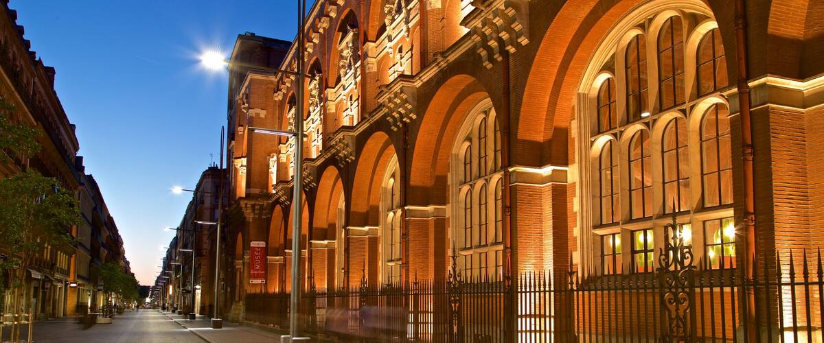 Musée des Augustins de Toulouse mettant en vedette scènes de nuit, patrimoine architectural et ville