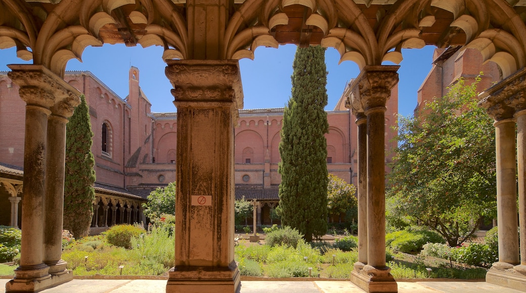 Museo de los Agustinos que incluye un parque y elementos del patrimonio