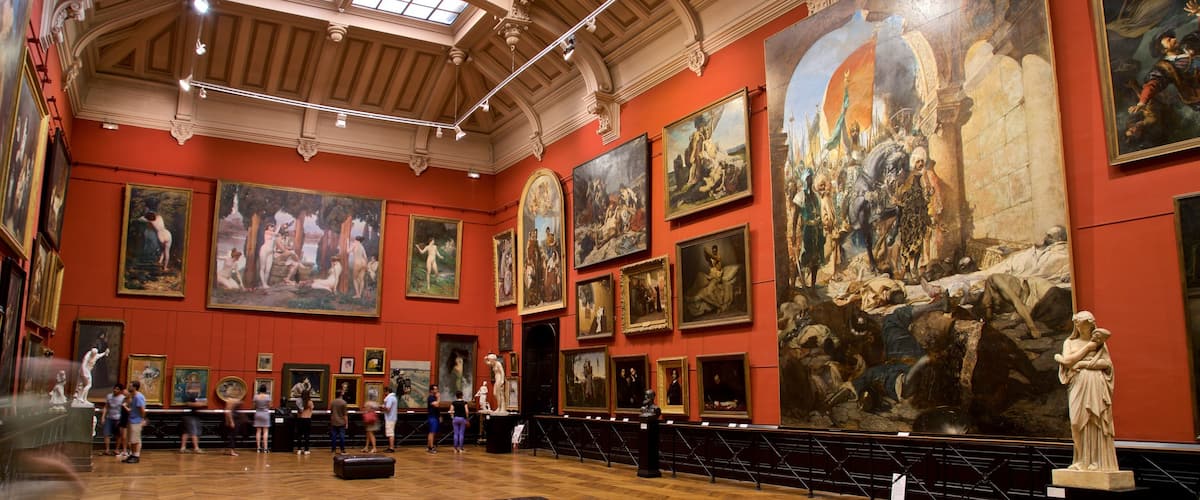 Museo de los Agustinos ofreciendo vistas interiores y arte y también un pequeño grupo de personas