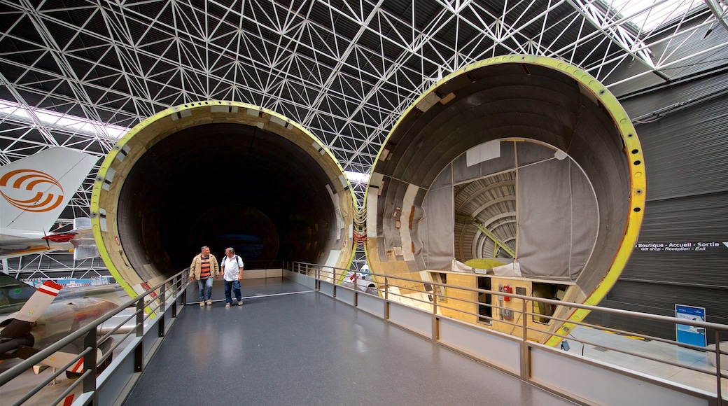 Empresa aeronáutica Airbus ofreciendo vistas de interior y también una pareja