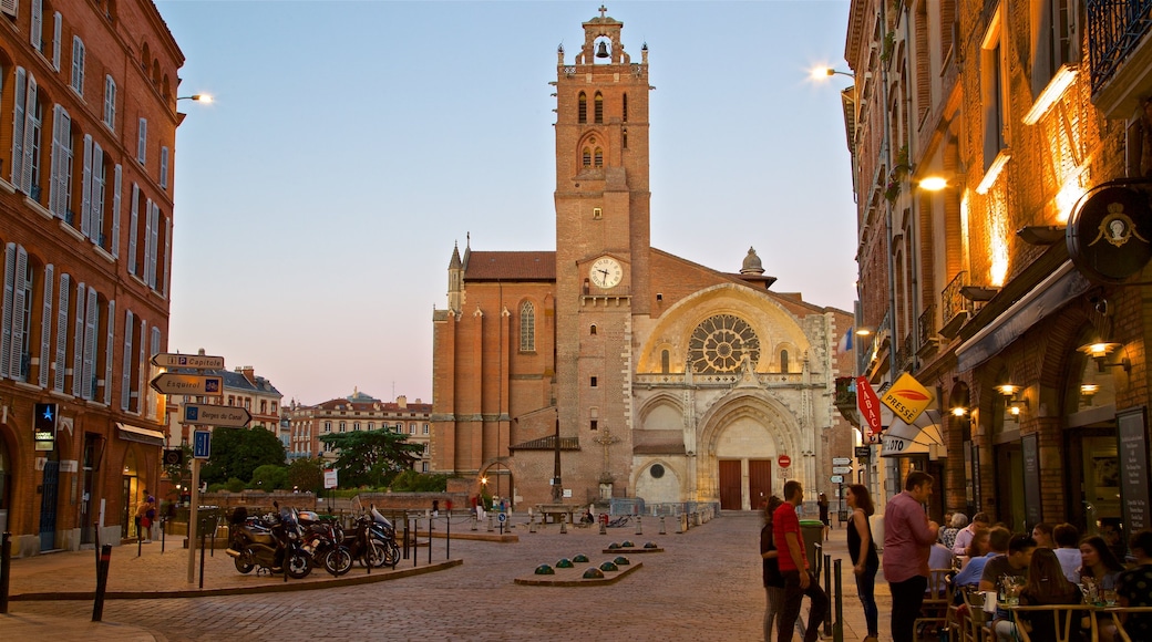 Cathédrale Saint-Étienne que incluye una ciudad, una iglesia o catedral y escenas cotidianas