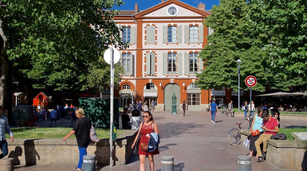 Place Saint-Georges ofreciendo escenas urbanas y también un pequeño grupo de personas