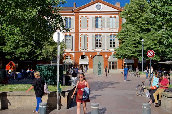 Place Saint-Georges welches beinhaltet Straßenszenen sowie kleine Menschengruppe