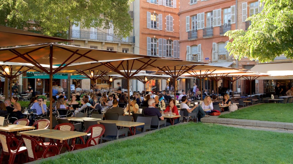 Place Saint-Georges bevat buiten eten en ook een grote groep mensen