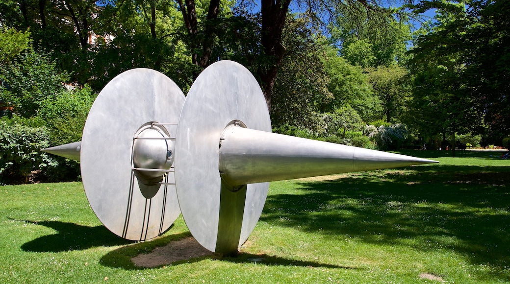 Jardin Royal showing outdoor art and a park