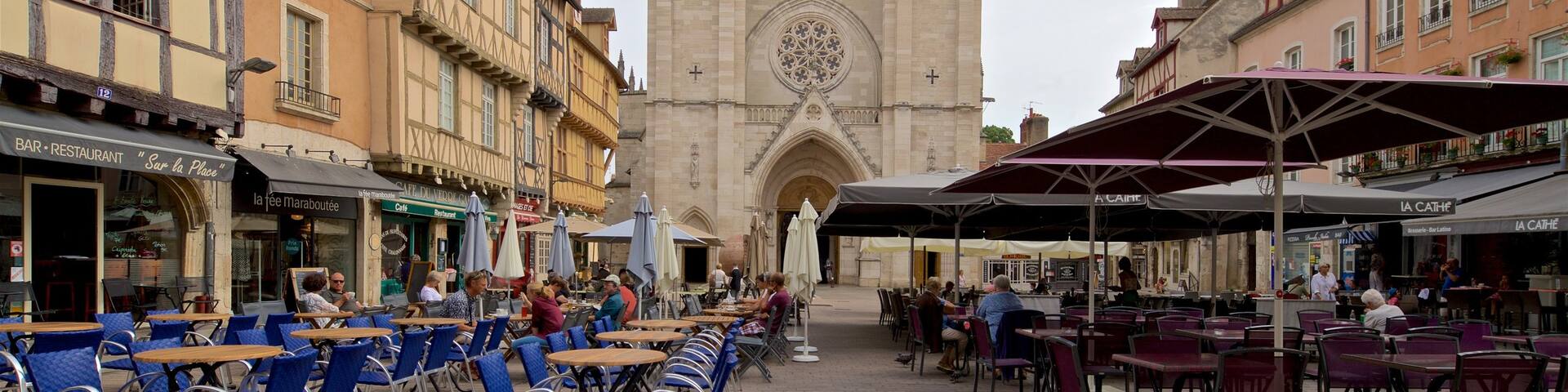 Cathédrale Saint-Vincent welches beinhaltet Essen im Freien, Stadt und historische Architektur
