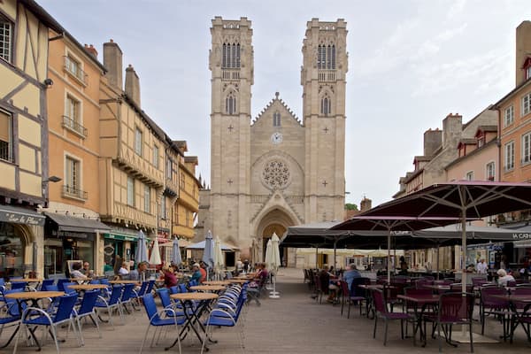 Cathédrale Saint-Vincent welches beinhaltet Essen im Freien, Stadt und historische Architektur