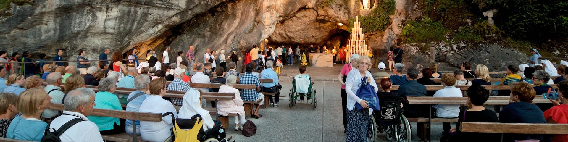 Grotte von Massabielle das einen religiöse Aspekte sowie große Menschengruppe