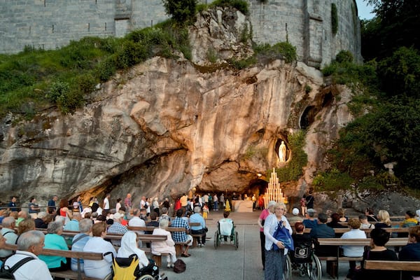 Grotte de Massabielle mettant en vedette aspects religieux aussi bien que important groupe de personnes