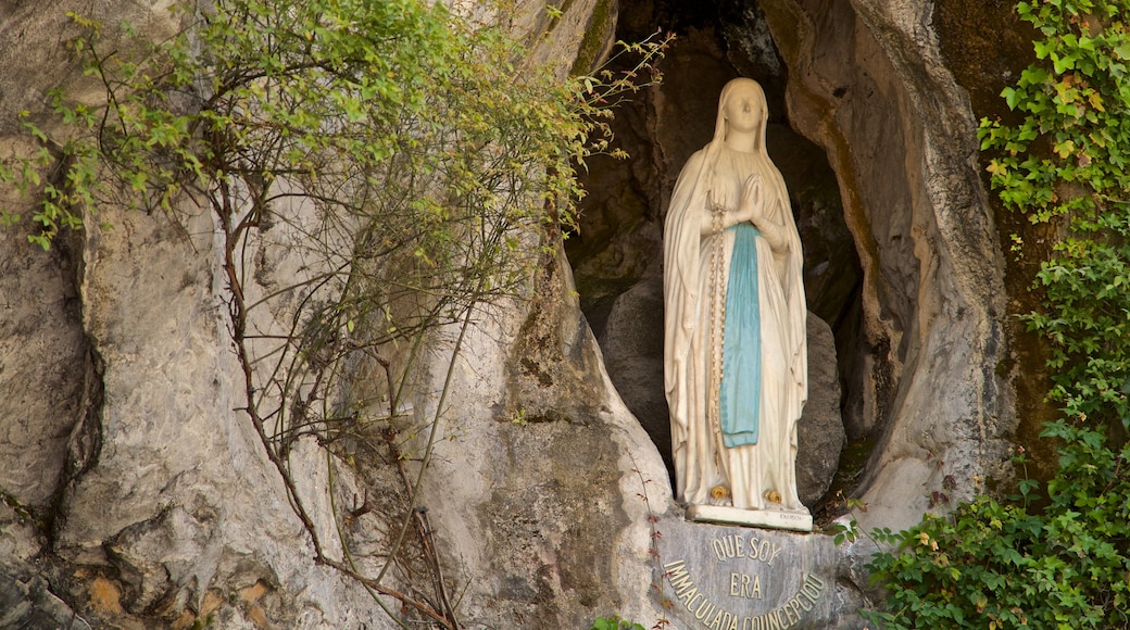 Cueva de Massabielle ofreciendo aspectos religiosos y una estatua o escultura