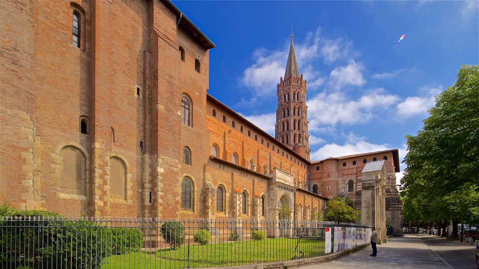 Basilique Saint-Sernin featuring heritage architecture