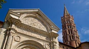 Basilique Saint-Sernin que incluye arquitectura patrimonial