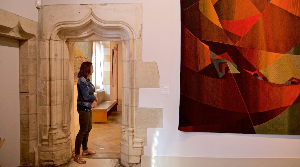 Museo del Vino de Burgundy mostrando vistas interiores y arte y también una mujer