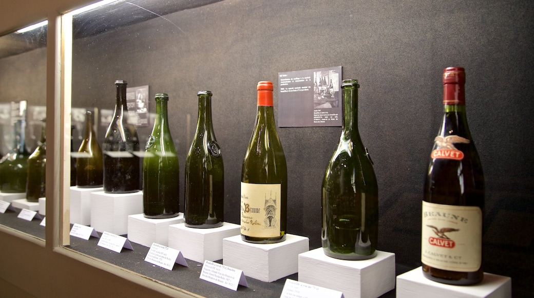 Museo del Vino de Burgundy que incluye vistas interiores y refrescos o bebidas