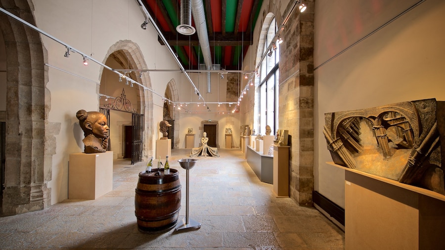 Marche Aux Vins Winery showing interior views, art and a statue or sculpture
