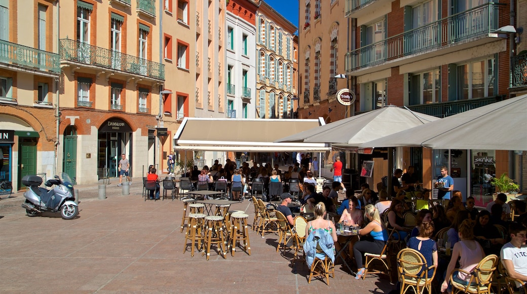 Plaza Esquirol mostrando comer al aire libre y una ciudad y también un pequeño grupo de personas