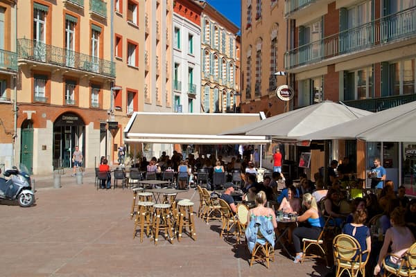 Place Esquirol das einen Stadt und Essen im Freien sowie kleine Menschengruppe