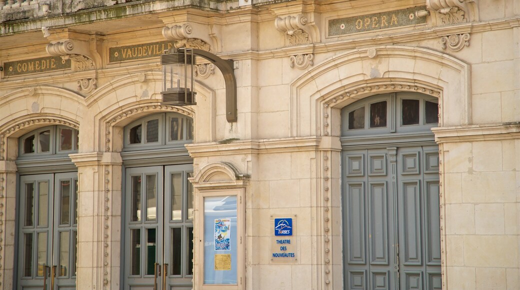 Théâtre des Nouveautés mettant en vedette patrimoine historique et vues intérieures