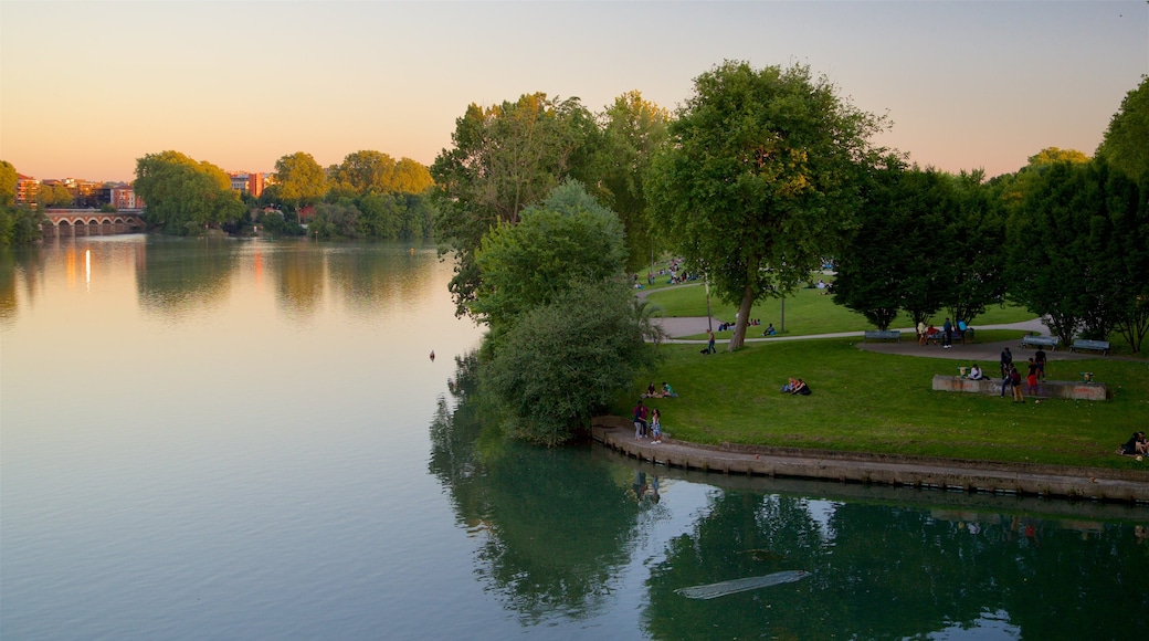 Garonne ofreciendo un río o arroyo, una puesta de sol y un parque