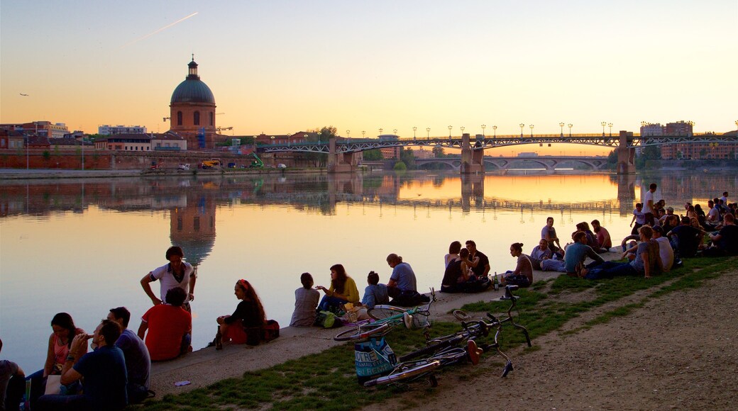 Garonne featuring heritage architecture, a river or creek and a bridge