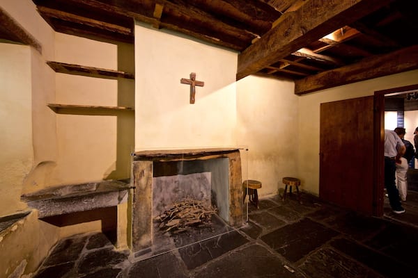 Le Cachot welches beinhaltet religiöse Aspekte und Innenansichten sowie kleine Menschengruppe