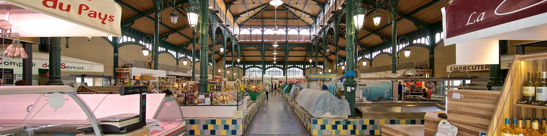 Markthallen von Lourdes mit einem Märkte und Innenansichten