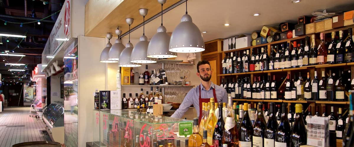 Victor Hugo District which includes interior views, markets and drinks or beverages