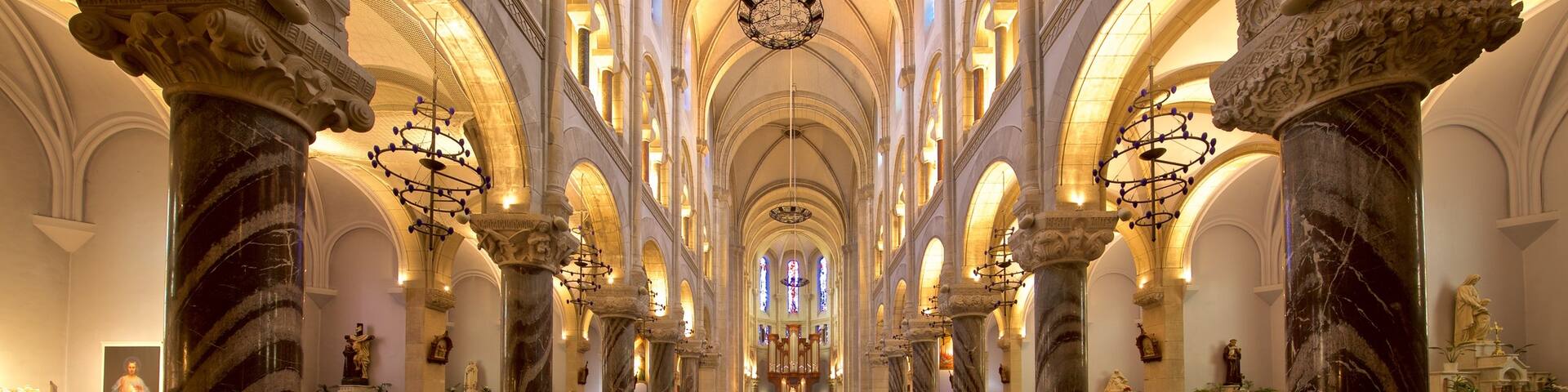Église paroissiale du Sacré-Cœur de Lourdes welches beinhaltet Innenansichten, Geschichtliches und Kirche oder Kathedrale
