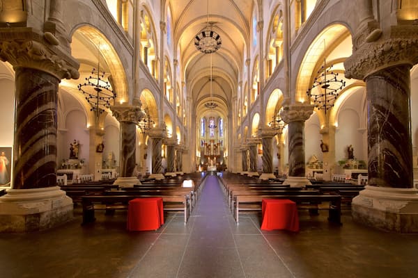 Église paroissiale du Sacré-Cœur mettant en vedette église ou cathédrale, vues intérieures et patrimoine historique