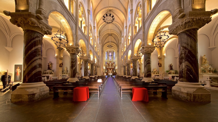 Iglesia del Sagrado Corazón ofreciendo una iglesia o catedral, elementos del patrimonio y vistas interiores