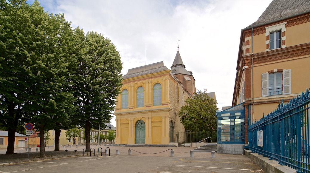 Tarbes toont historische architectuur en een kerk of kathedraal