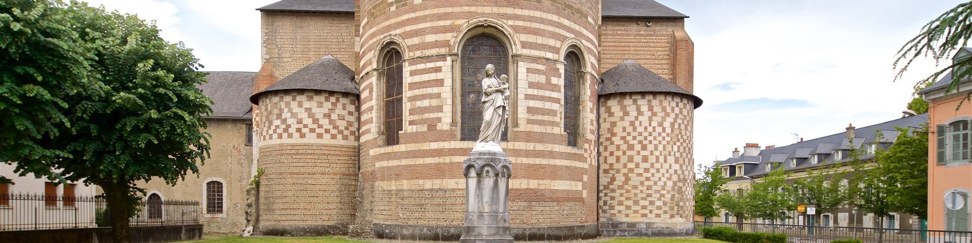 Tarbes featuring heritage architecture, religious aspects and a church or cathedral