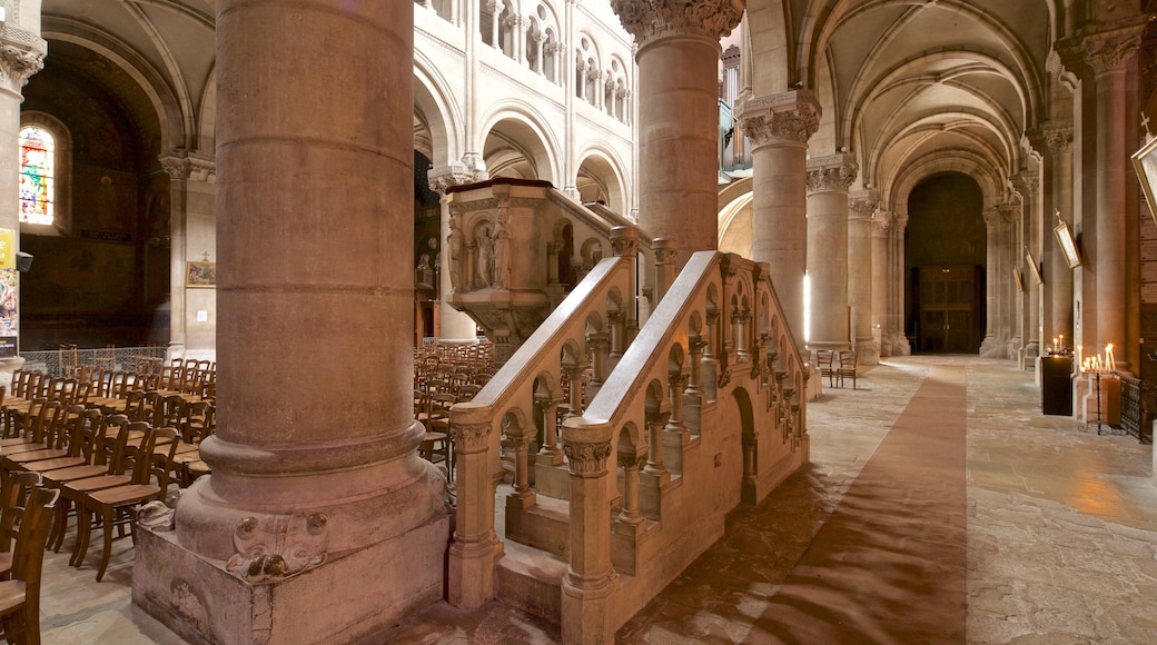 Macon som visar interiörer, historiska element och en kyrka eller katedral