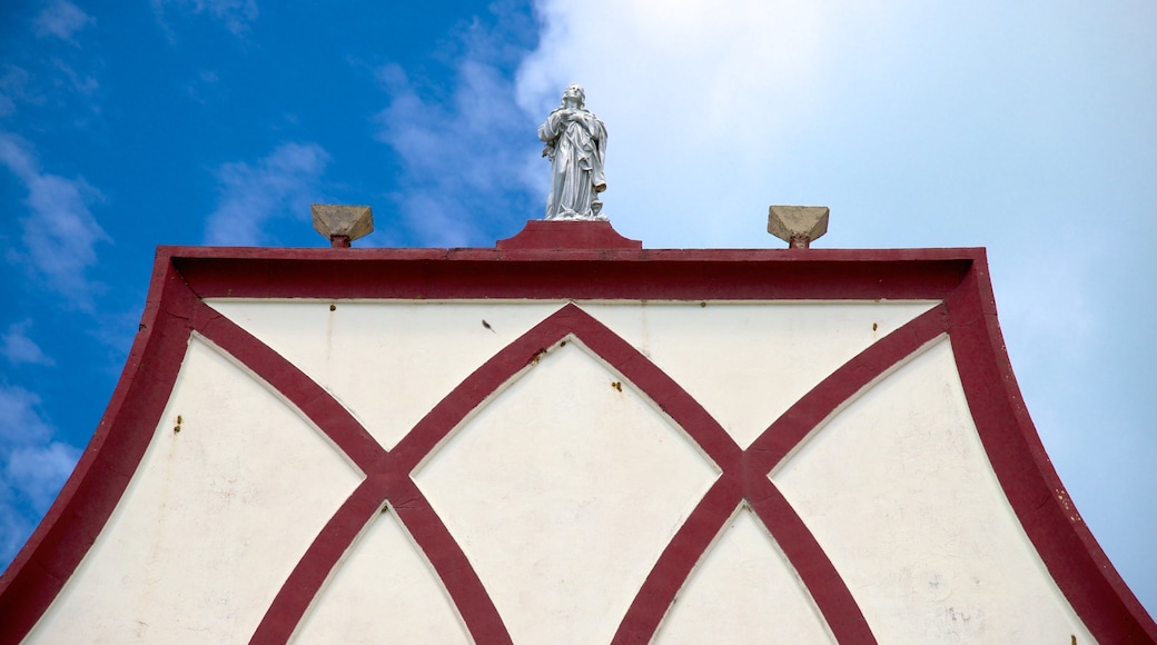 Île des Pins das einen Statue oder Skulptur und religiöse Elemente