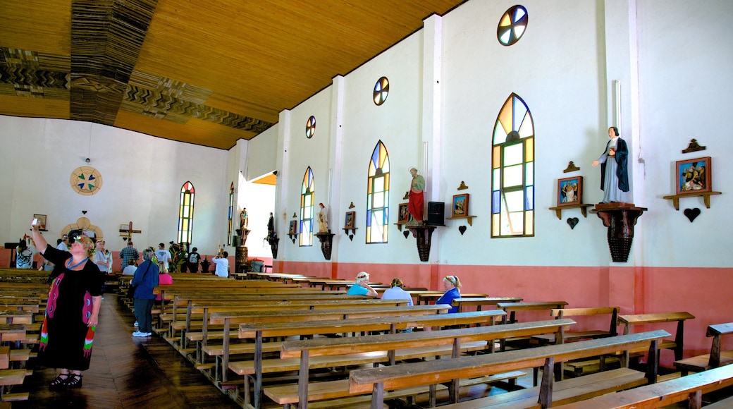 Île des Pins das einen Innenansichten und Kirche oder Kathedrale sowie kleine Menschengruppe