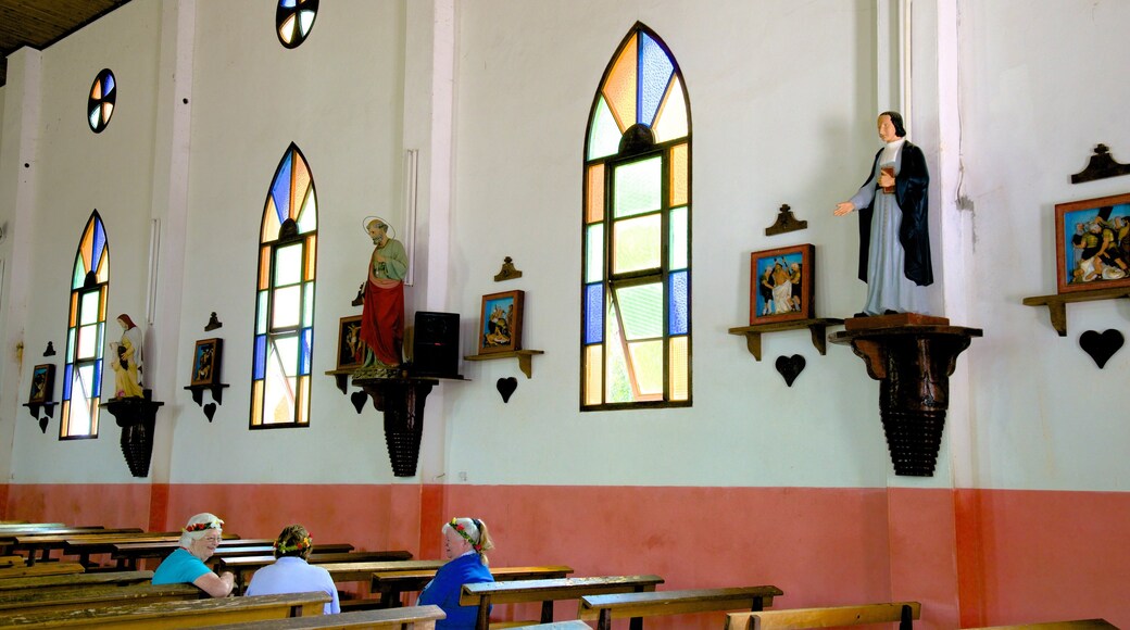 Île des Pins das einen Kirche oder Kathedrale und Innenansichten sowie kleine Menschengruppe