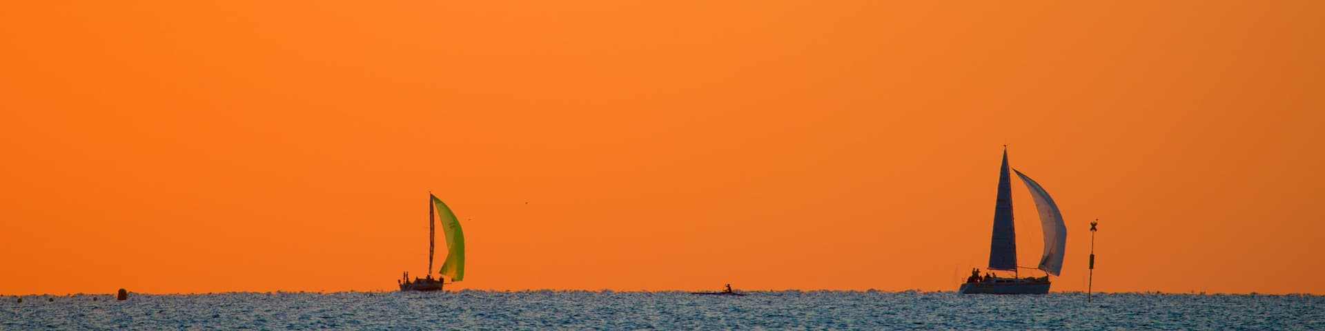 Nouméa das einen Segeln, Sonnenuntergang und Landschaften