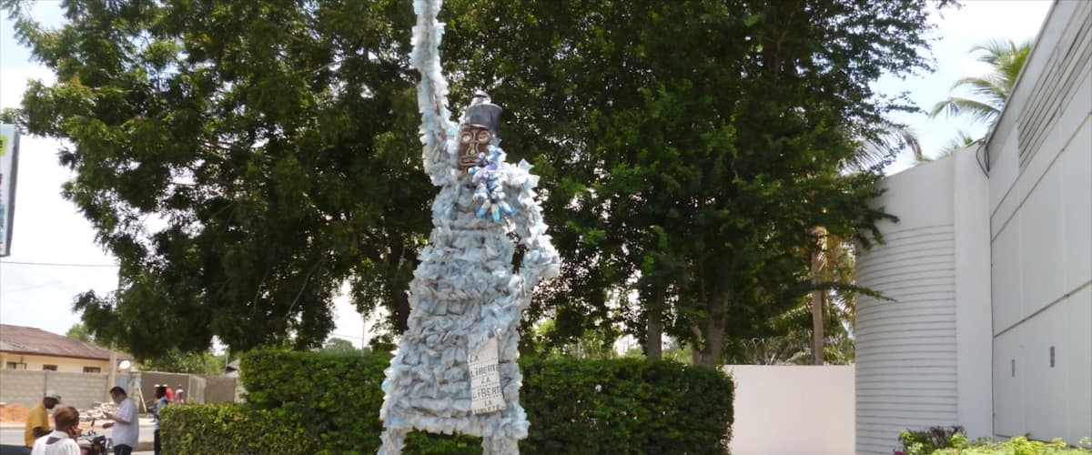 Abomey qui includes art en plein air