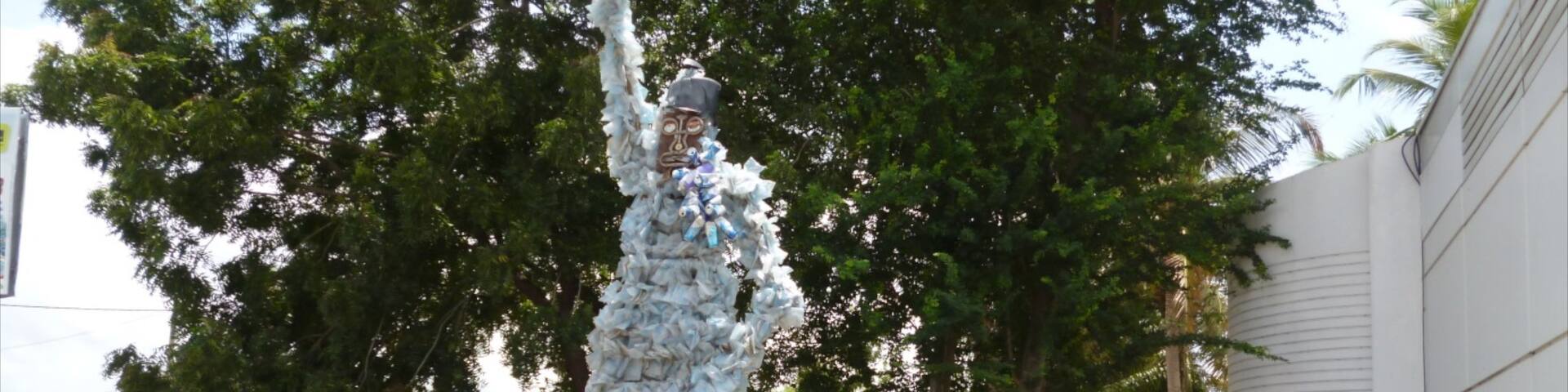 Abomey showing outdoor art