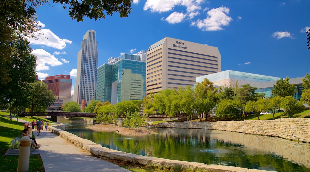 Omaha ofreciendo un río o arroyo, una ciudad y un rascacielos