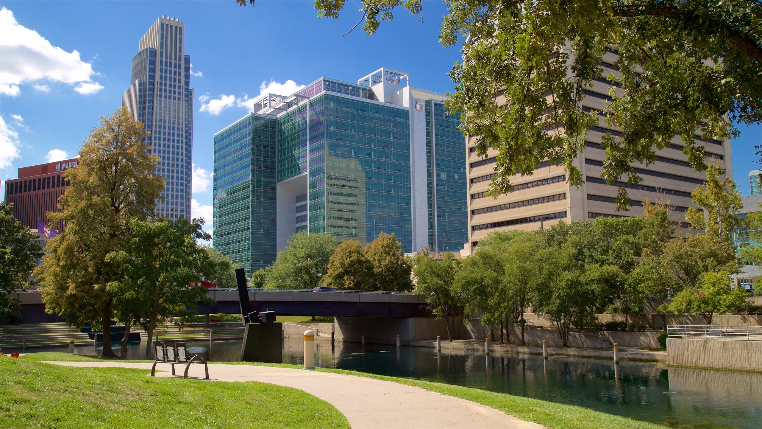 Omaha mostrando un edificio de gran altura, un río o arroyo y un jardín