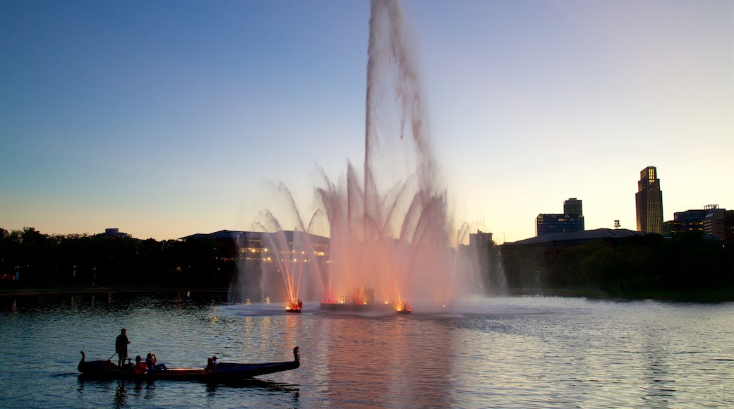 Heartland of America Park mostrando tramonto, lago o sorgente d\'acqua e fontana