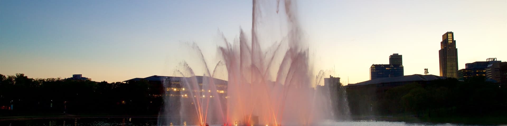 Heartland of America Park ofreciendo una puesta de sol, kayak o canoa y una fuente