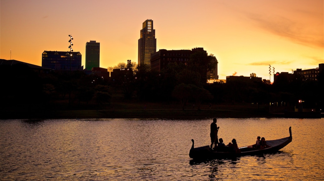 Heartland of America Park caracterizando um pôr do sol, uma cidade e linha do horizonte