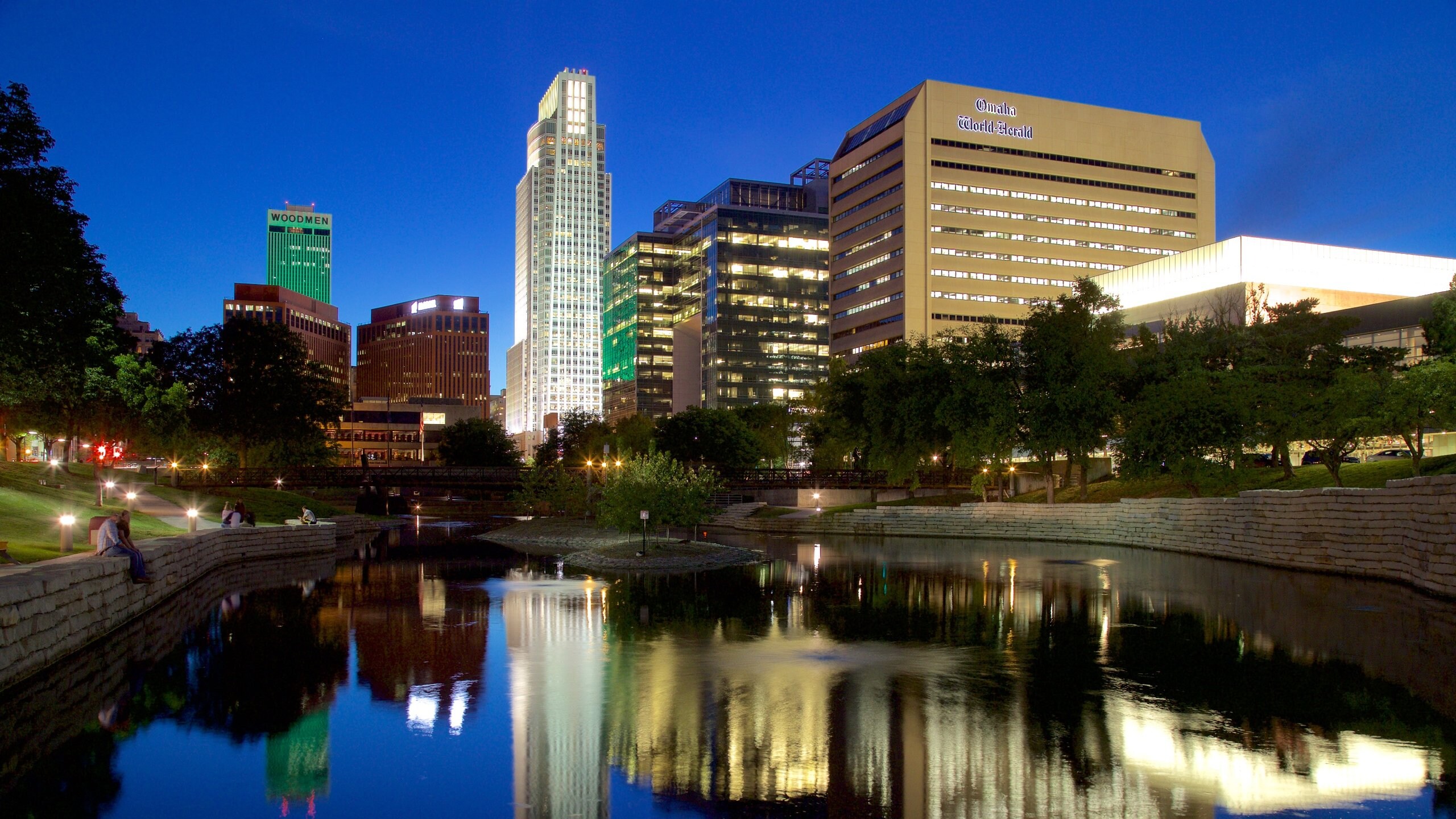 Omaha que incluye un río o arroyo, escenas nocturnas y una ciudad