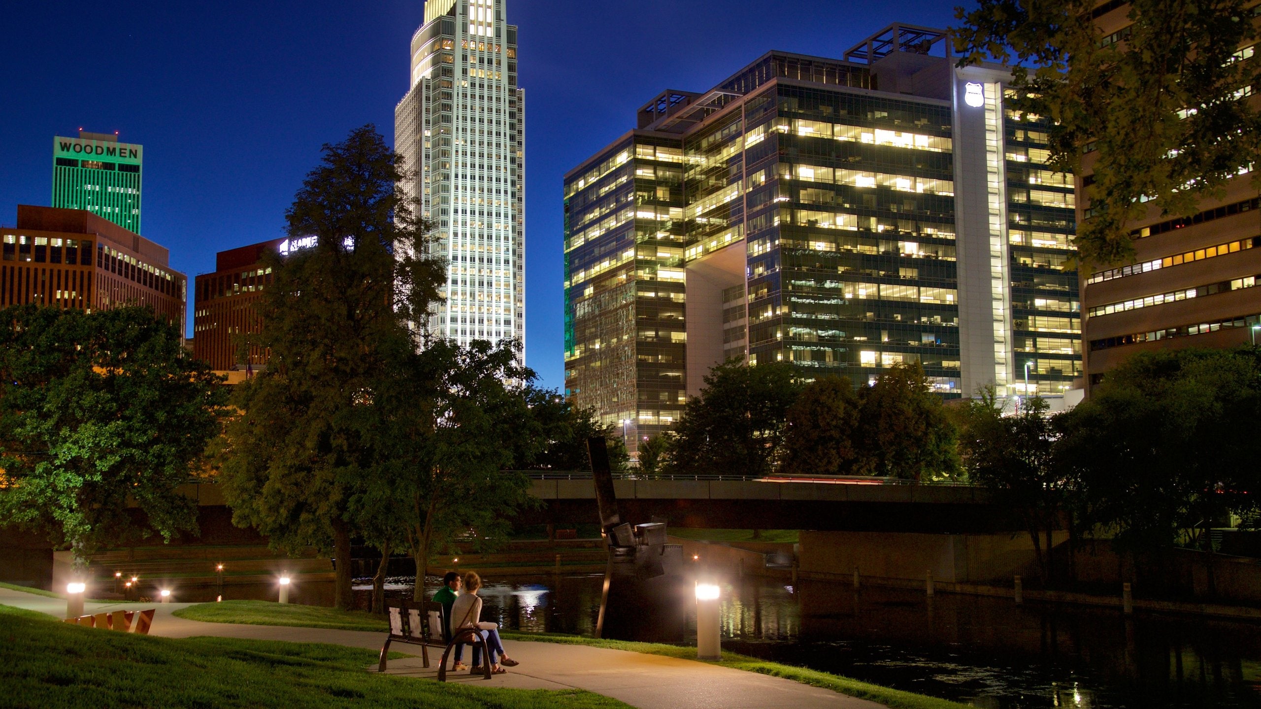 Omaha ofreciendo un parque, escenas nocturnas y un rascacielos