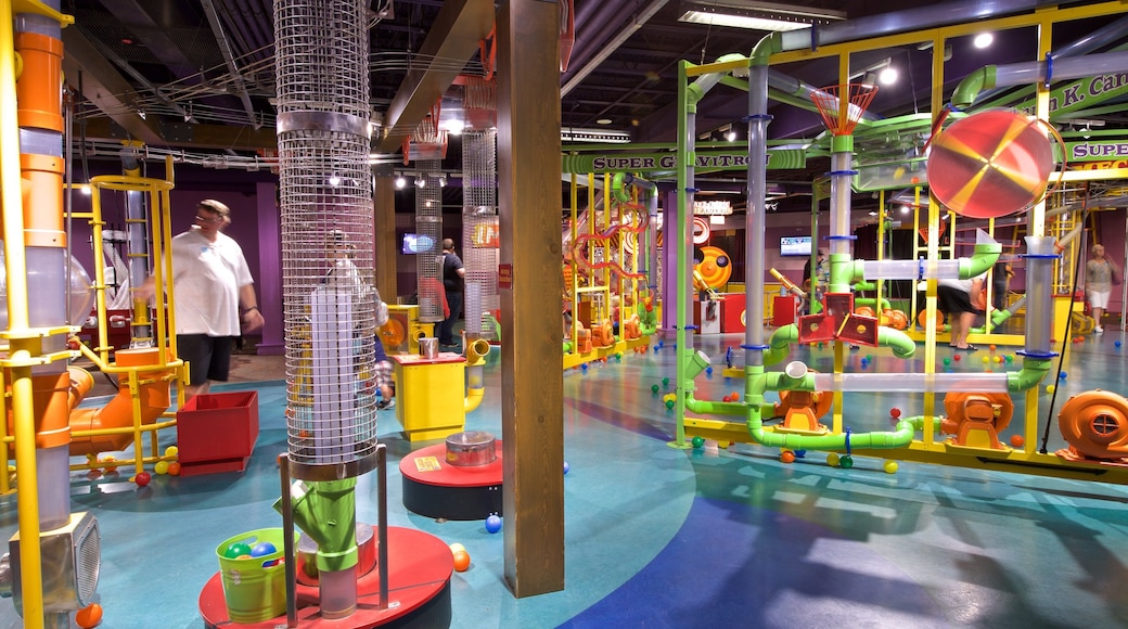 Museo de los Niños de Omaha que incluye vistas interiores y un parque infantil